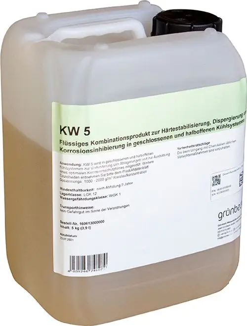 Transparente Flasche mit grüner Etikettierung, gefüllt mit einer flüssigen Chemikalie von Grünbeck zur Stabilisierung und Korrosionshemmung in Kühlsystemen.